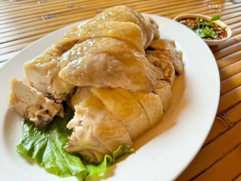 新北深坑【舜德農莊休閒餐廳】以自養放山土雞聞名，在優雅庭園吃