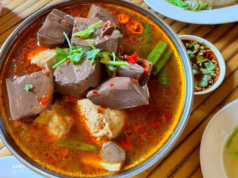 新北深坑【舜德農莊休閒餐廳】以自養放山土雞聞名，在優雅庭園吃