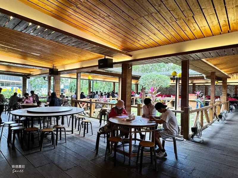 新北深坑【舜德農莊休閒餐廳】以自養放山土雞聞名，在優雅庭園吃