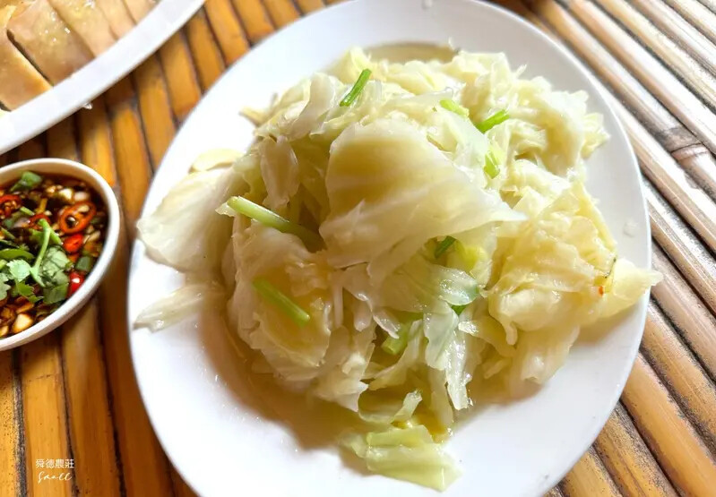 新北深坑【舜德農莊休閒餐廳】以自養放山土雞聞名，在優雅庭園吃