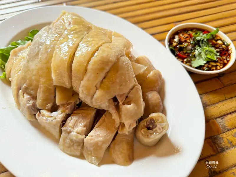 新北深坑【舜德農莊休閒餐廳】以自養放山土雞聞名，在優雅庭園吃