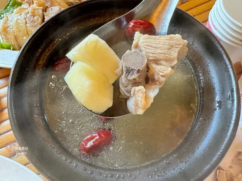 新北深坑【舜德農莊休閒餐廳】以自養放山土雞聞名，在優雅庭園吃