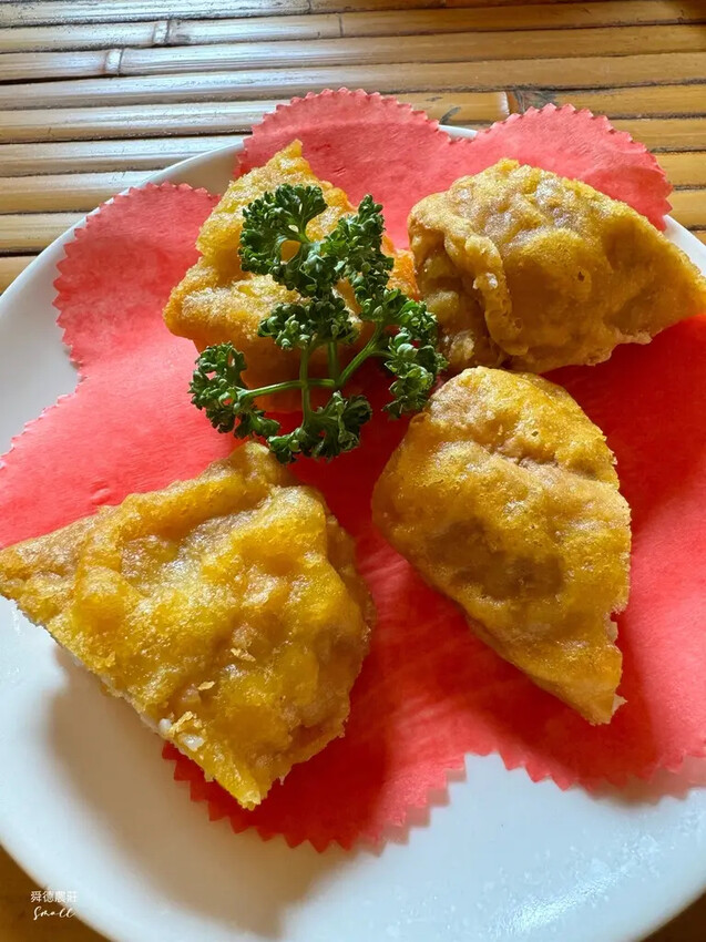 新北深坑【舜德農莊休閒餐廳】以自養放山土雞聞名，在優雅庭園吃