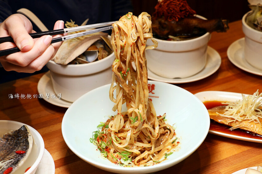 雙月食品社｜蟬聯3年米其林必比登、台北最強雞湯、元氣鱸魚湯、愛恨椒芝麵、菜單價位(捷運善導寺站)