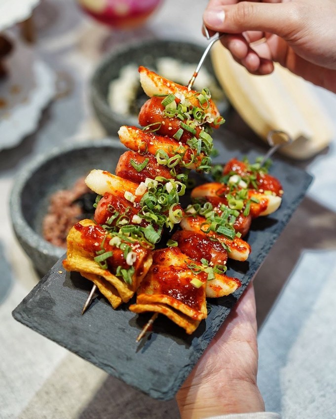 台北東區巷弄新開幕韓式料理『饗韓 食尚韓食』,免費韓服體驗、網美打卡牆讓你拍個夠,喜愛韓式料理的朋友又多一個選擇啦! - 阿華田的美食日記