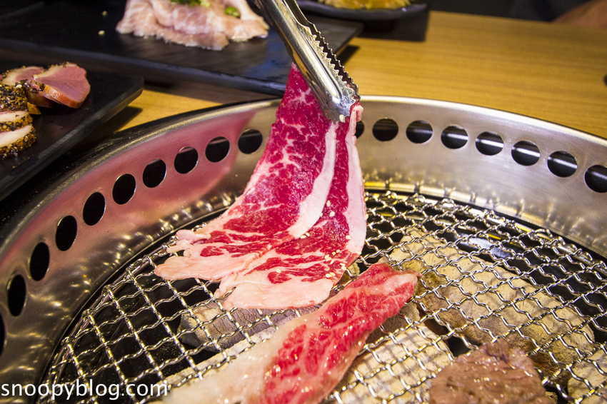 【板橋美食】板橋燒烤吃到飽|燒肉殿板橋旗艦店~燒烤吃到飽499元起,日本A5黑毛和牛、各式海鮮無限量供應、嘉士伯啤酒無限暢飲