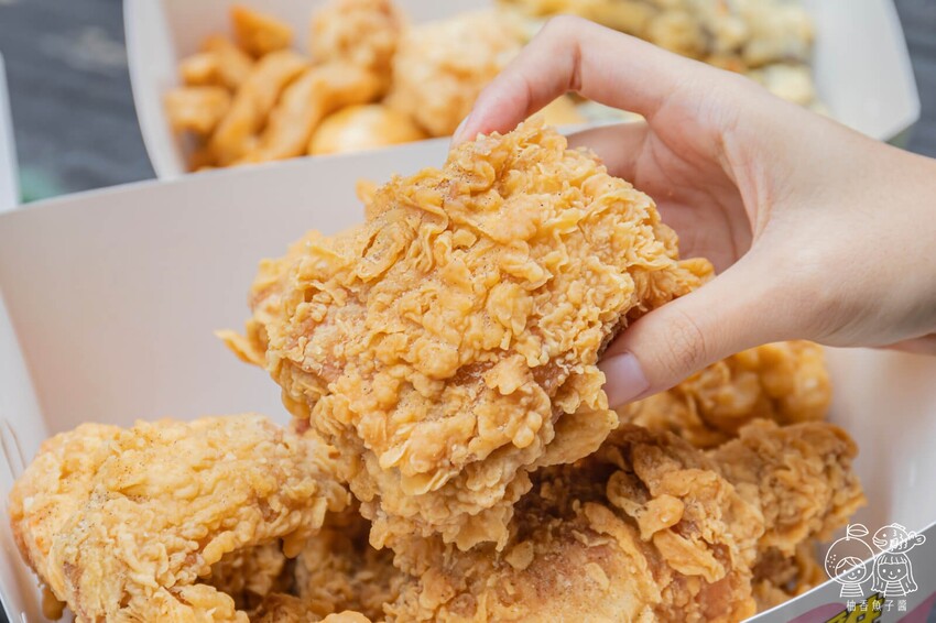 台中人氣美式炸雞現點現炸,必點泰式系列甜中帶酸好涮嘴,強烈建議事先打電話預訂!