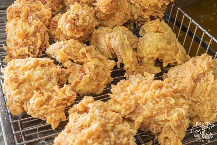 台中人氣美式炸雞現點現炸,必點泰式系列甜中帶酸好涮嘴,強烈建議事先打電話預訂!