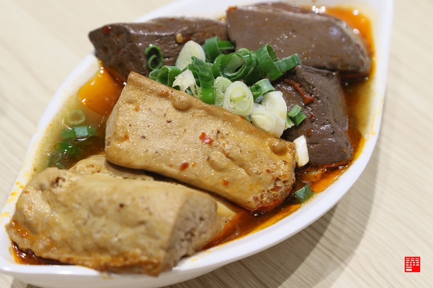 新北美食/土城高CP攪攪小火鍋!壽喜燒、鴛鴦鍋等近30種鍋物任選 自助吧有霜淇淋、雞油拌飯吃到飽 最便宜只要135元 - 跟著華少吃吃吃