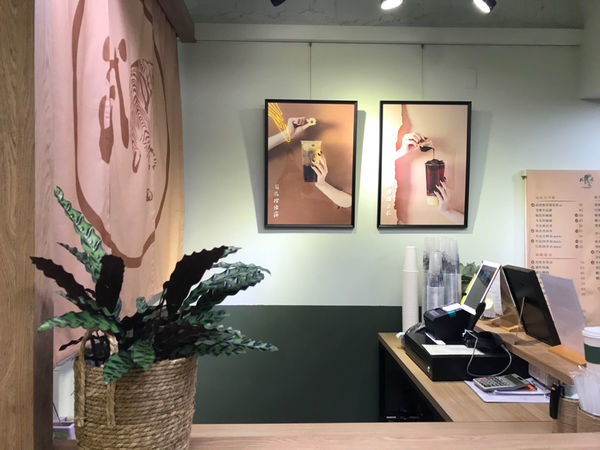 （忠孝敦化）明星插旗東區手搖飲！各種手搖飲料不可錯過 綠豆蒜、菊花普洱清涼消暑-武虎