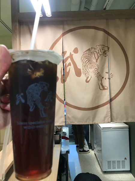 （忠孝敦化）明星插旗東區手搖飲！各種手搖飲料不可錯過 綠豆蒜、菊花普洱清涼消暑-武虎