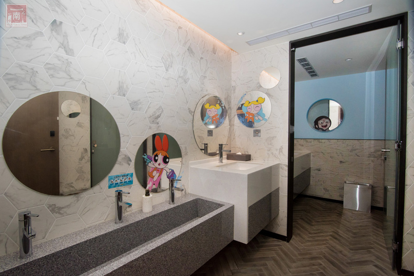 【臺南住宿】台南親子飯店｜卡通頻道主題房型｜主題房房內周邊商品通通帶回家｜四樓五樓戶外室內遊樂空間｜電動汽車.小火車任你玩~~HOTEL COZZI和逸飯店•台南西門館 - 南人幫