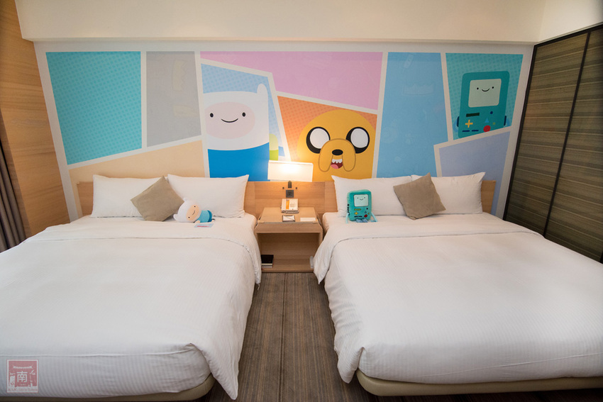 【臺南住宿】台南親子飯店｜卡通頻道主題房型｜主題房房內周邊商品通通帶回家｜四樓五樓戶外室內遊樂空間｜電動汽車.小火車任你玩~~HOTEL COZZI和逸飯店•台南西門館 - 南人幫