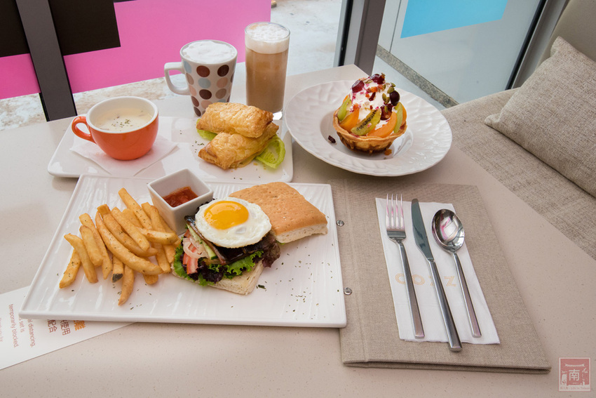 【臺南住宿】台南親子飯店｜卡通頻道主題房型｜主題房房內周邊商品通通帶回家｜四樓五樓戶外室內遊樂空間｜電動汽車.小火車任你玩~~HOTEL COZZI和逸飯店•台南西門館 - 南人幫