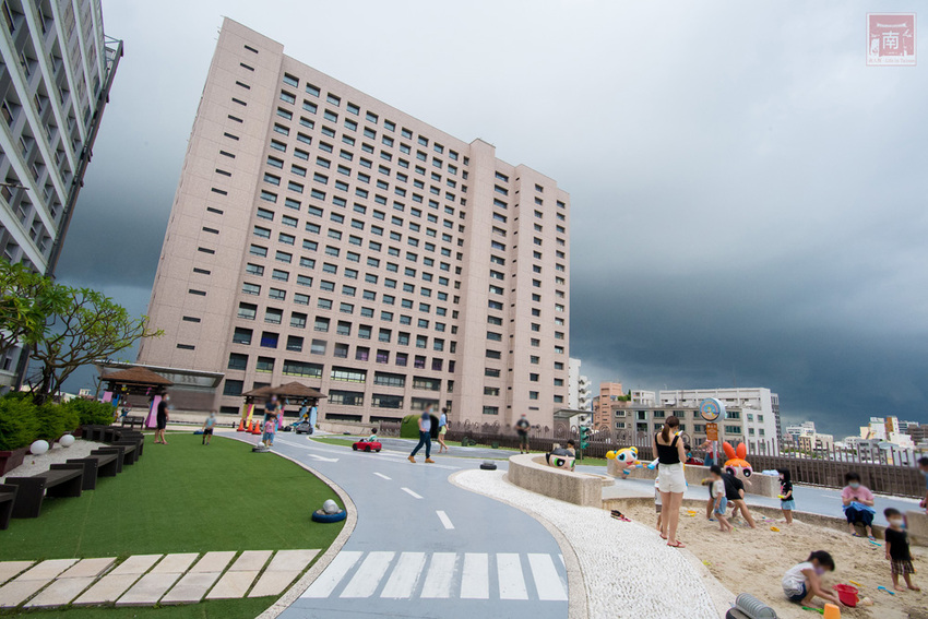 【臺南住宿】台南親子飯店｜卡通頻道主題房型｜主題房房內周邊商品通通帶回家｜四樓五樓戶外室內遊樂空間｜電動汽車.小火車任你玩~~HOTEL COZZI和逸飯店•台南西門館 - 南人幫