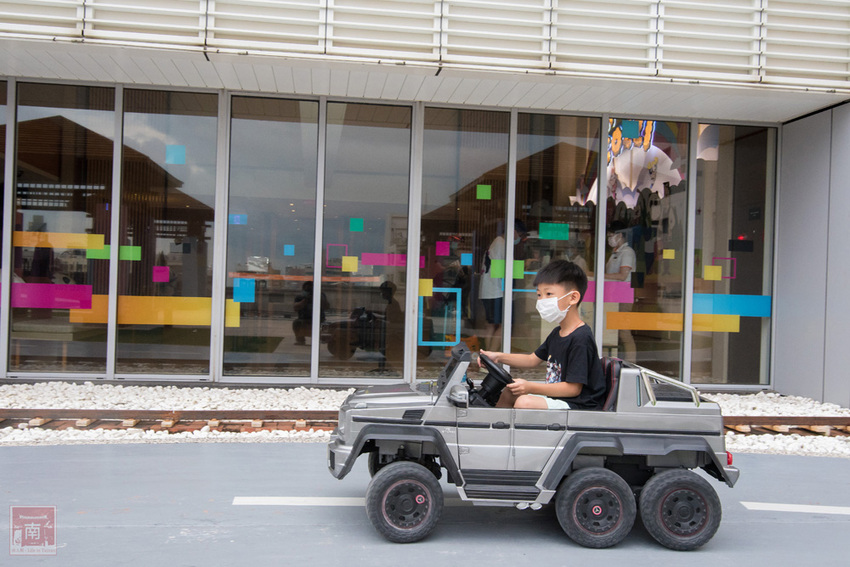 【臺南住宿】台南親子飯店｜卡通頻道主題房型｜主題房房內周邊商品通通帶回家｜四樓五樓戶外室內遊樂空間｜電動汽車.小火車任你玩~~HOTEL COZZI和逸飯店•台南西門館 - 南人幫