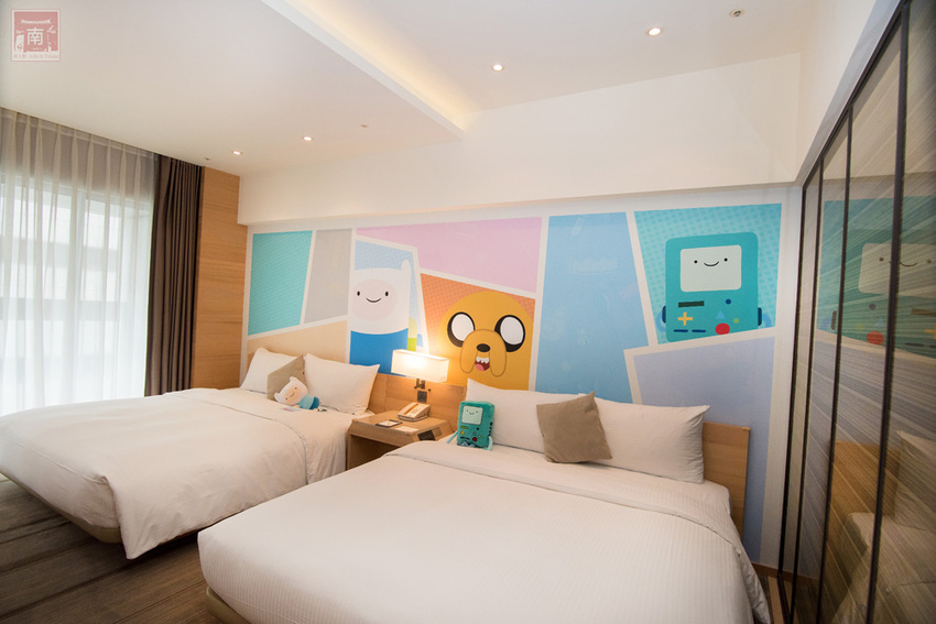 【臺南住宿】台南親子飯店｜卡通頻道主題房型｜主題房房內周邊商品通通帶回家｜四樓五樓戶外室內遊樂空間｜電動汽車.小火車任你玩~~HOTEL COZZI和逸飯店•台南西門館 - 南人幫