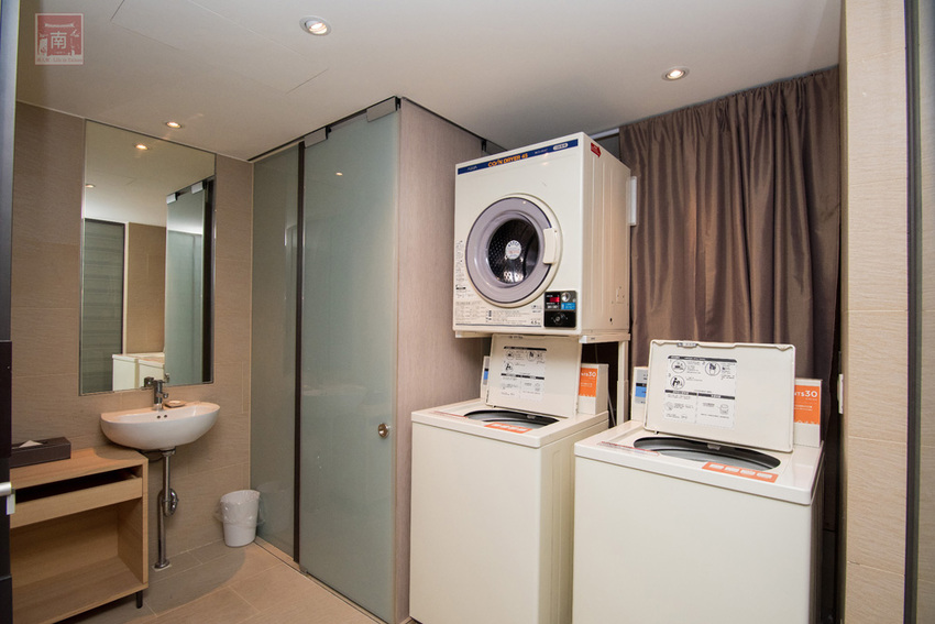 【臺南住宿】台南親子飯店｜卡通頻道主題房型｜主題房房內周邊商品通通帶回家｜四樓五樓戶外室內遊樂空間｜電動汽車.小火車任你玩~~HOTEL COZZI和逸飯店•台南西門館 - 南人幫