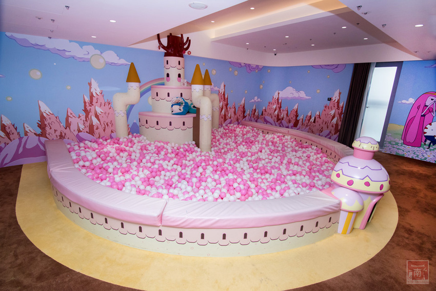 【臺南住宿】台南親子飯店｜卡通頻道主題房型｜主題房房內周邊商品通通帶回家｜四樓五樓戶外室內遊樂空間｜電動汽車.小火車任你玩~~HOTEL COZZI和逸飯店•台南西門館 - 南人幫