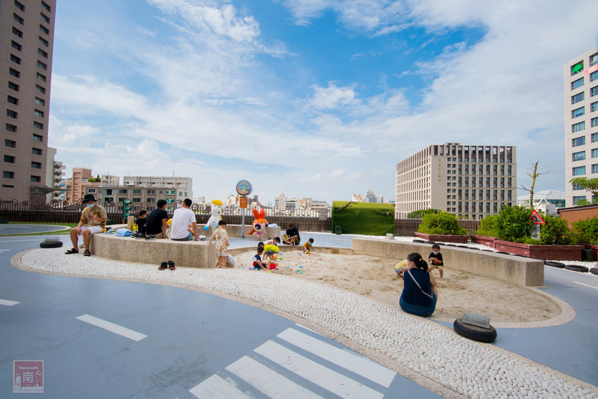【臺南住宿】台南親子飯店｜卡通頻道主題房型｜主題房房內周邊商品通通帶回家｜四樓五樓戶外室內遊樂空間｜電動汽車.小火車任你玩~~HOTEL COZZI和逸飯店•台南西門館 - 南人幫