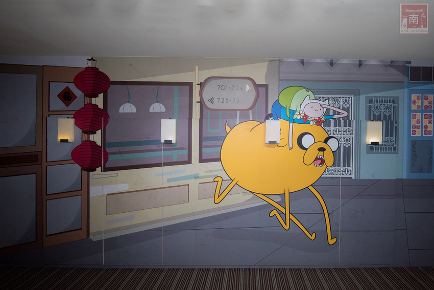 【臺南住宿】台南親子飯店｜卡通頻道主題房型｜主題房房內周邊商品通通帶回家｜四樓五樓戶外室內遊樂空間｜電動汽車.小火車任你玩~~HOTEL COZZI和逸飯店•台南西門館 - 南人幫