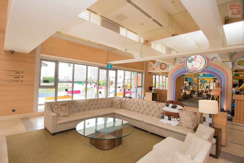 【臺南住宿】台南親子飯店｜卡通頻道主題房型｜主題房房內周邊商品通通帶回家｜四樓五樓戶外室內遊樂空間｜電動汽車.小火車任你玩~~HOTEL COZZI和逸飯店•台南西門館 - 南人幫