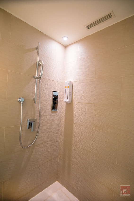 【臺南住宿】台南親子飯店｜卡通頻道主題房型｜主題房房內周邊商品通通帶回家｜四樓五樓戶外室內遊樂空間｜電動汽車.小火車任你玩~~HOTEL COZZI和逸飯店•台南西門館 - 南人幫