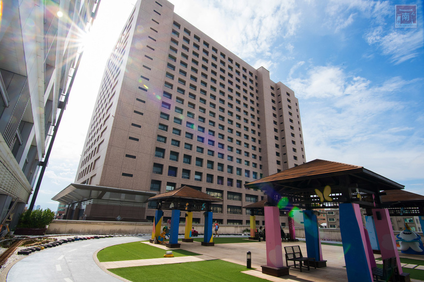 【臺南住宿】台南親子飯店｜卡通頻道主題房型｜主題房房內周邊商品通通帶回家｜四樓五樓戶外室內遊樂空間｜電動汽車.小火車任你玩~~HOTEL COZZI和逸飯店•台南西門館 - 南人幫