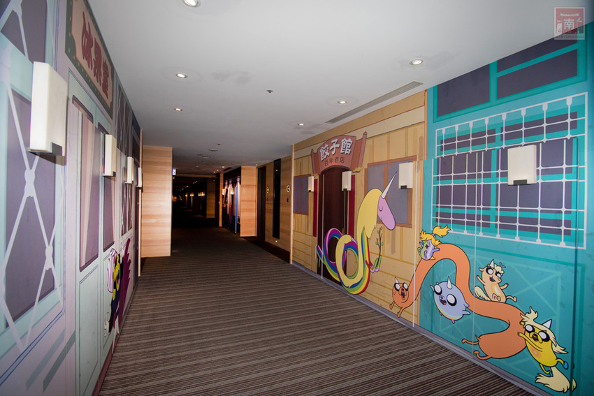 【臺南住宿】台南親子飯店｜卡通頻道主題房型｜主題房房內周邊商品通通帶回家｜四樓五樓戶外室內遊樂空間｜電動汽車.小火車任你玩~~HOTEL COZZI和逸飯店•台南西門館 - 南人幫