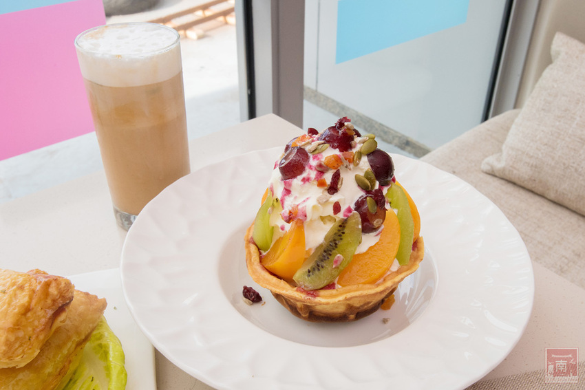 【臺南住宿】台南親子飯店｜卡通頻道主題房型｜主題房房內周邊商品通通帶回家｜四樓五樓戶外室內遊樂空間｜電動汽車.小火車任你玩~~HOTEL COZZI和逸飯店•台南西門館 - 南人幫