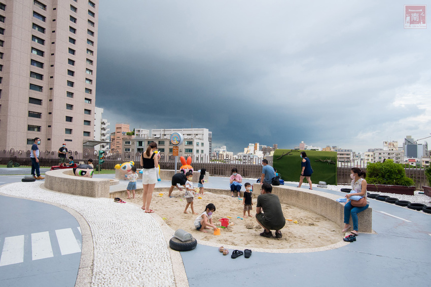 【臺南住宿】台南親子飯店｜卡通頻道主題房型｜主題房房內周邊商品通通帶回家｜四樓五樓戶外室內遊樂空間｜電動汽車.小火車任你玩~~HOTEL COZZI和逸飯店•台南西門館 - 南人幫