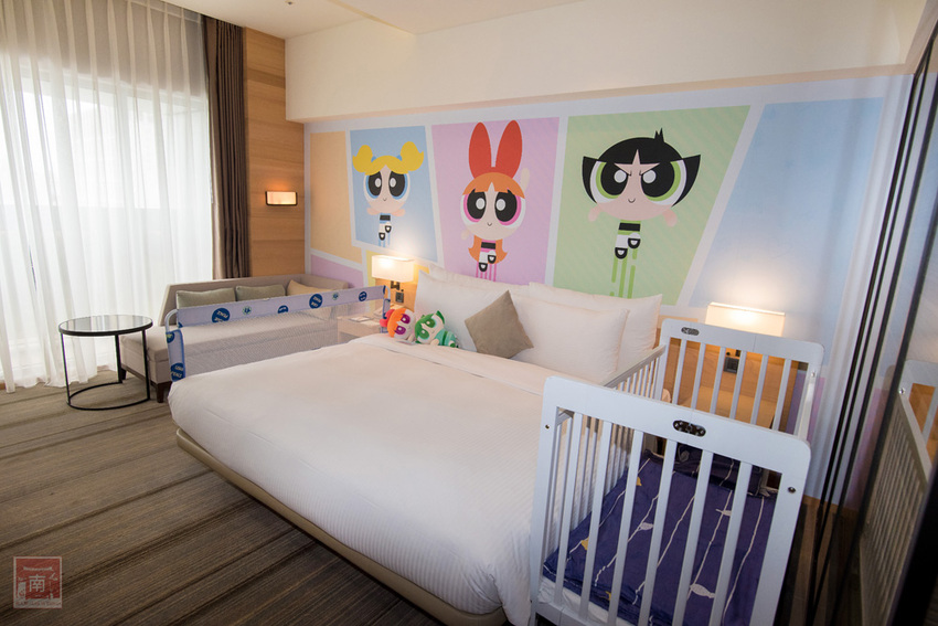 【臺南住宿】台南親子飯店｜卡通頻道主題房型｜主題房房內周邊商品通通帶回家｜四樓五樓戶外室內遊樂空間｜電動汽車.小火車任你玩~~HOTEL COZZI和逸飯店•台南西門館 - 南人幫