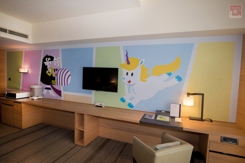 【臺南住宿】台南親子飯店｜卡通頻道主題房型｜主題房房內周邊商品通通帶回家｜四樓五樓戶外室內遊樂空間｜電動汽車.小火車任你玩~~HOTEL COZZI和逸飯店•台南西門館 - 南人幫