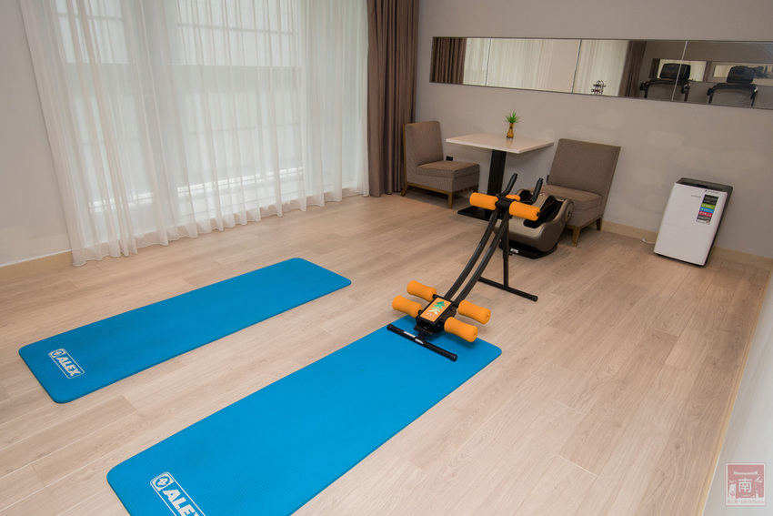 【臺南住宿】台南親子飯店｜卡通頻道主題房型｜主題房房內周邊商品通通帶回家｜四樓五樓戶外室內遊樂空間｜電動汽車.小火車任你玩~~HOTEL COZZI和逸飯店•台南西門館 - 南人幫