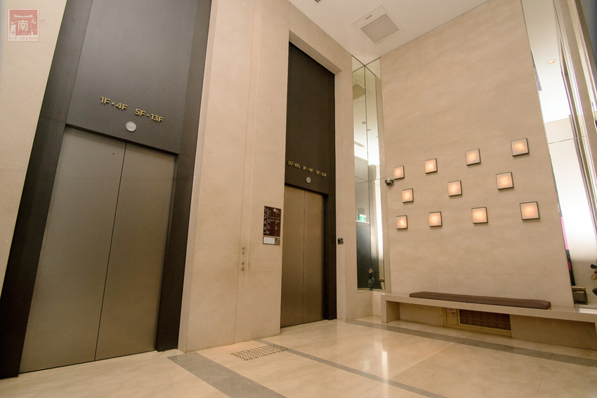 【臺南住宿】台南親子飯店｜卡通頻道主題房型｜主題房房內周邊商品通通帶回家｜四樓五樓戶外室內遊樂空間｜電動汽車.小火車任你玩~~HOTEL COZZI和逸飯店•台南西門館 - 南人幫