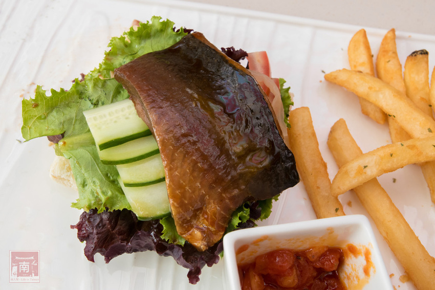 【臺南住宿】台南親子飯店｜卡通頻道主題房型｜主題房房內周邊商品通通帶回家｜四樓五樓戶外室內遊樂空間｜電動汽車.小火車任你玩~~HOTEL COZZI和逸飯店•台南西門館 - 南人幫