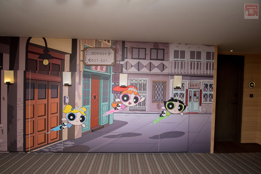 【臺南住宿】台南親子飯店｜卡通頻道主題房型｜主題房房內周邊商品通通帶回家｜四樓五樓戶外室內遊樂空間｜電動汽車.小火車任你玩~~HOTEL COZZI和逸飯店•台南西門館 - 南人幫