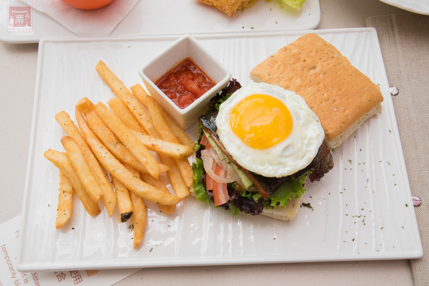 【臺南住宿】台南親子飯店｜卡通頻道主題房型｜主題房房內周邊商品通通帶回家｜四樓五樓戶外室內遊樂空間｜電動汽車.小火車任你玩~~HOTEL COZZI和逸飯店•台南西門館 - 南人幫