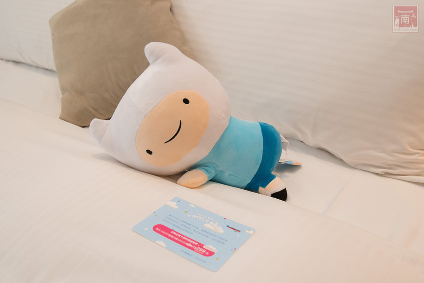 【臺南住宿】台南親子飯店｜卡通頻道主題房型｜主題房房內周邊商品通通帶回家｜四樓五樓戶外室內遊樂空間｜電動汽車.小火車任你玩~~HOTEL COZZI和逸飯店•台南西門館 - 南人幫