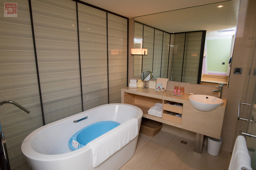 【臺南住宿】台南親子飯店｜卡通頻道主題房型｜主題房房內周邊商品通通帶回家｜四樓五樓戶外室內遊樂空間｜電動汽車.小火車任你玩~~HOTEL COZZI和逸飯店•台南西門館 - 南人幫