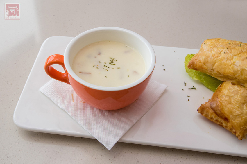 【臺南住宿】台南親子飯店｜卡通頻道主題房型｜主題房房內周邊商品通通帶回家｜四樓五樓戶外室內遊樂空間｜電動汽車.小火車任你玩~~HOTEL COZZI和逸飯店•台南西門館 - 南人幫