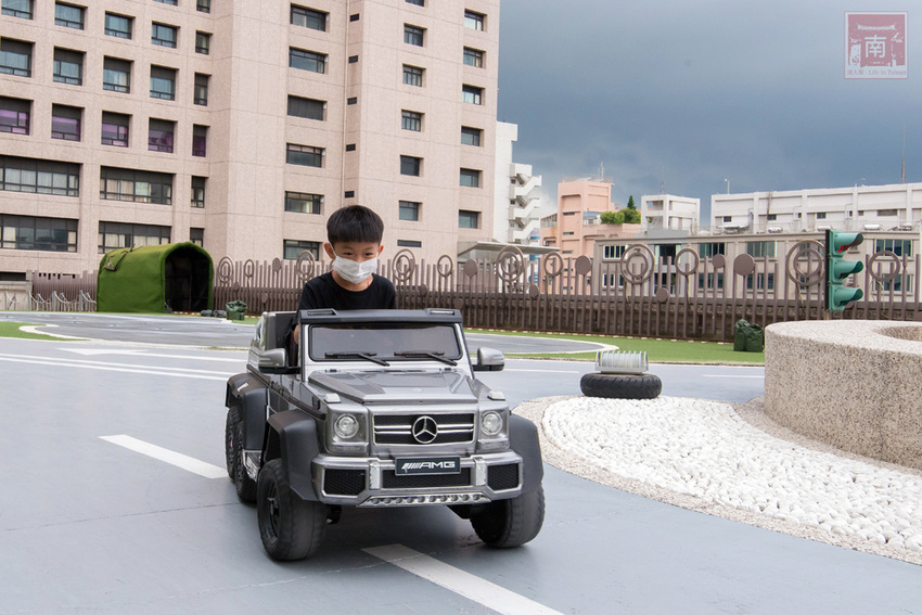 【臺南住宿】台南親子飯店｜卡通頻道主題房型｜主題房房內周邊商品通通帶回家｜四樓五樓戶外室內遊樂空間｜電動汽車.小火車任你玩~~HOTEL COZZI和逸飯店•台南西門館 - 南人幫
