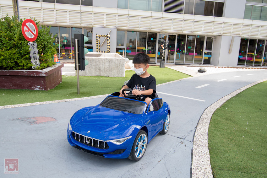 【臺南住宿】台南親子飯店｜卡通頻道主題房型｜主題房房內周邊商品通通帶回家｜四樓五樓戶外室內遊樂空間｜電動汽車.小火車任你玩~~HOTEL COZZI和逸飯店•台南西門館 - 南人幫
