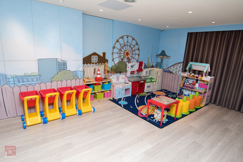 【臺南住宿】台南親子飯店｜卡通頻道主題房型｜主題房房內周邊商品通通帶回家｜四樓五樓戶外室內遊樂空間｜電動汽車.小火車任你玩~~HOTEL COZZI和逸飯店•台南西門館 - 南人幫