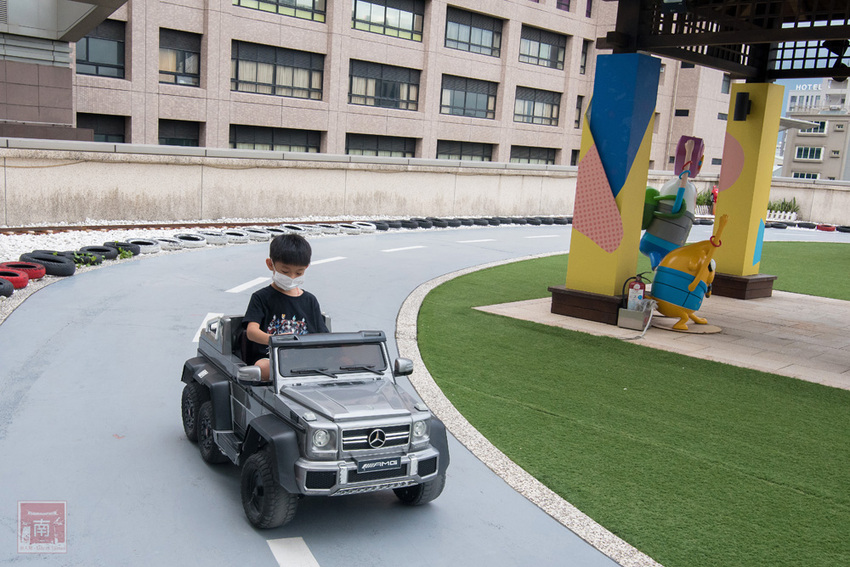 【臺南住宿】台南親子飯店｜卡通頻道主題房型｜主題房房內周邊商品通通帶回家｜四樓五樓戶外室內遊樂空間｜電動汽車.小火車任你玩~~HOTEL COZZI和逸飯店•台南西門館 - 南人幫