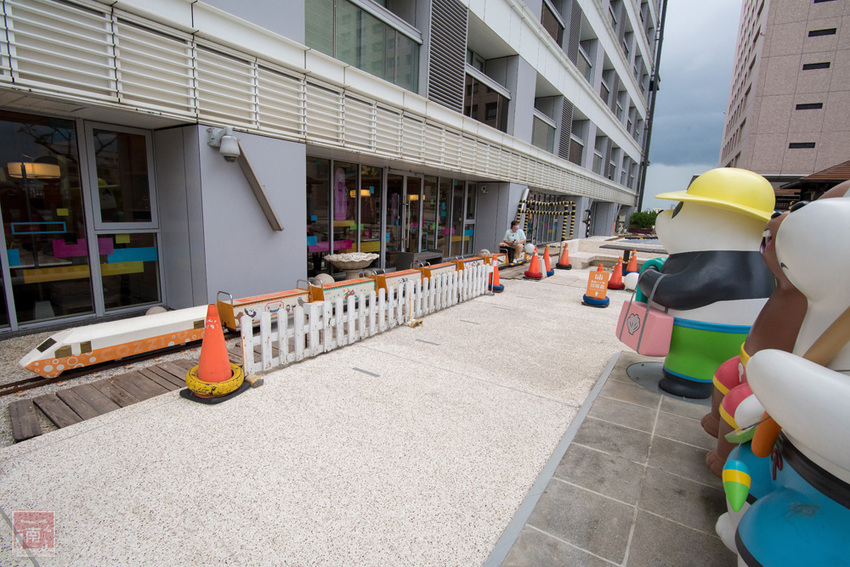 【臺南住宿】台南親子飯店｜卡通頻道主題房型｜主題房房內周邊商品通通帶回家｜四樓五樓戶外室內遊樂空間｜電動汽車.小火車任你玩~~HOTEL COZZI和逸飯店•台南西門館 - 南人幫