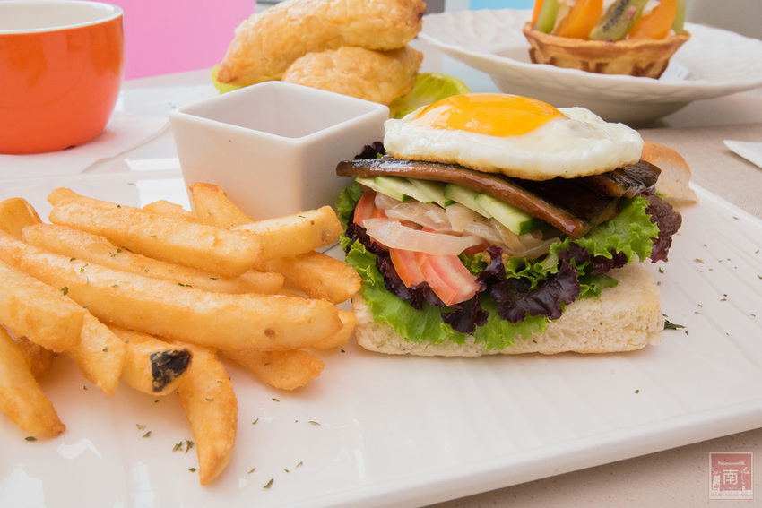 【臺南住宿】台南親子飯店｜卡通頻道主題房型｜主題房房內周邊商品通通帶回家｜四樓五樓戶外室內遊樂空間｜電動汽車.小火車任你玩~~HOTEL COZZI和逸飯店•台南西門館 - 南人幫