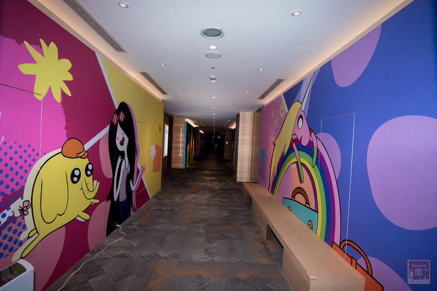 【臺南住宿】台南親子飯店｜卡通頻道主題房型｜主題房房內周邊商品通通帶回家｜四樓五樓戶外室內遊樂空間｜電動汽車.小火車任你玩~~HOTEL COZZI和逸飯店•台南西門館 - 南人幫