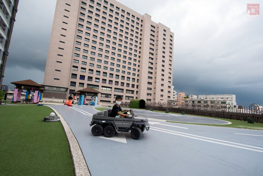 【臺南住宿】台南親子飯店｜卡通頻道主題房型｜主題房房內周邊商品通通帶回家｜四樓五樓戶外室內遊樂空間｜電動汽車.小火車任你玩~~HOTEL COZZI和逸飯店•台南西門館 - 南人幫