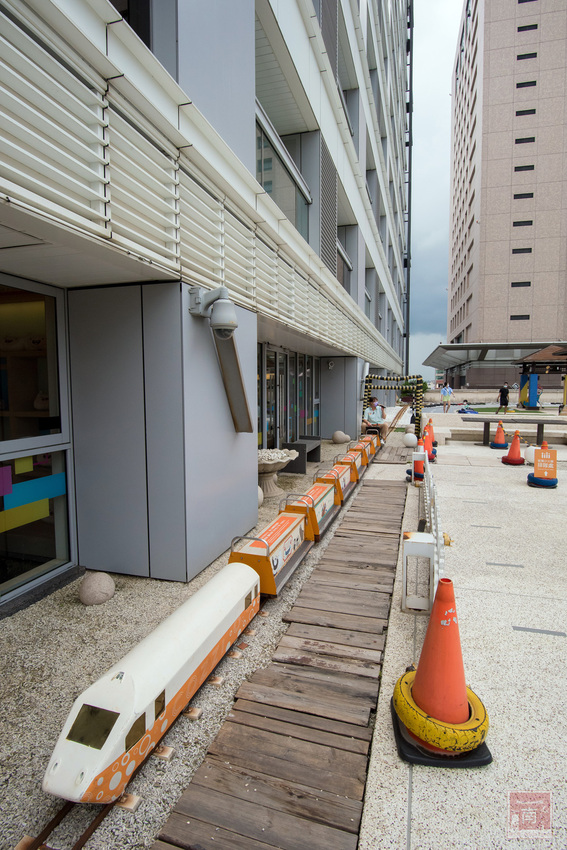 【臺南住宿】台南親子飯店｜卡通頻道主題房型｜主題房房內周邊商品通通帶回家｜四樓五樓戶外室內遊樂空間｜電動汽車.小火車任你玩~~HOTEL COZZI和逸飯店•台南西門館 - 南人幫